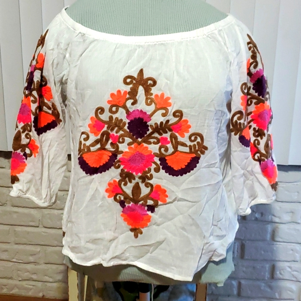 Solitaire top white color whit beautiful design hand made